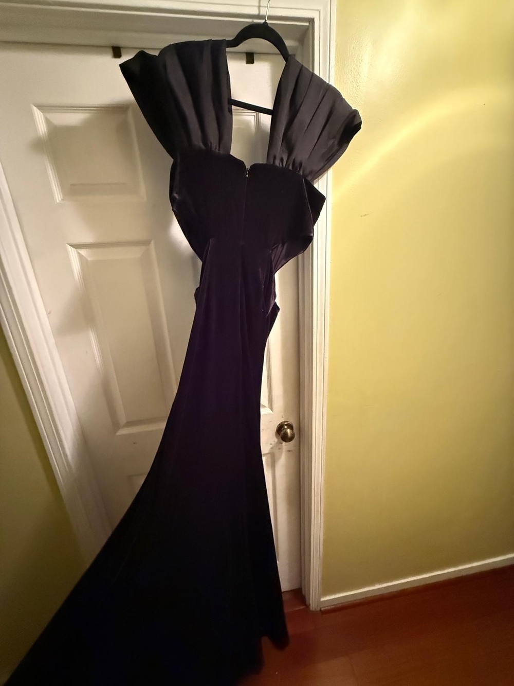 ASOS Design Black Velvet Gown - Picture 3 of 6